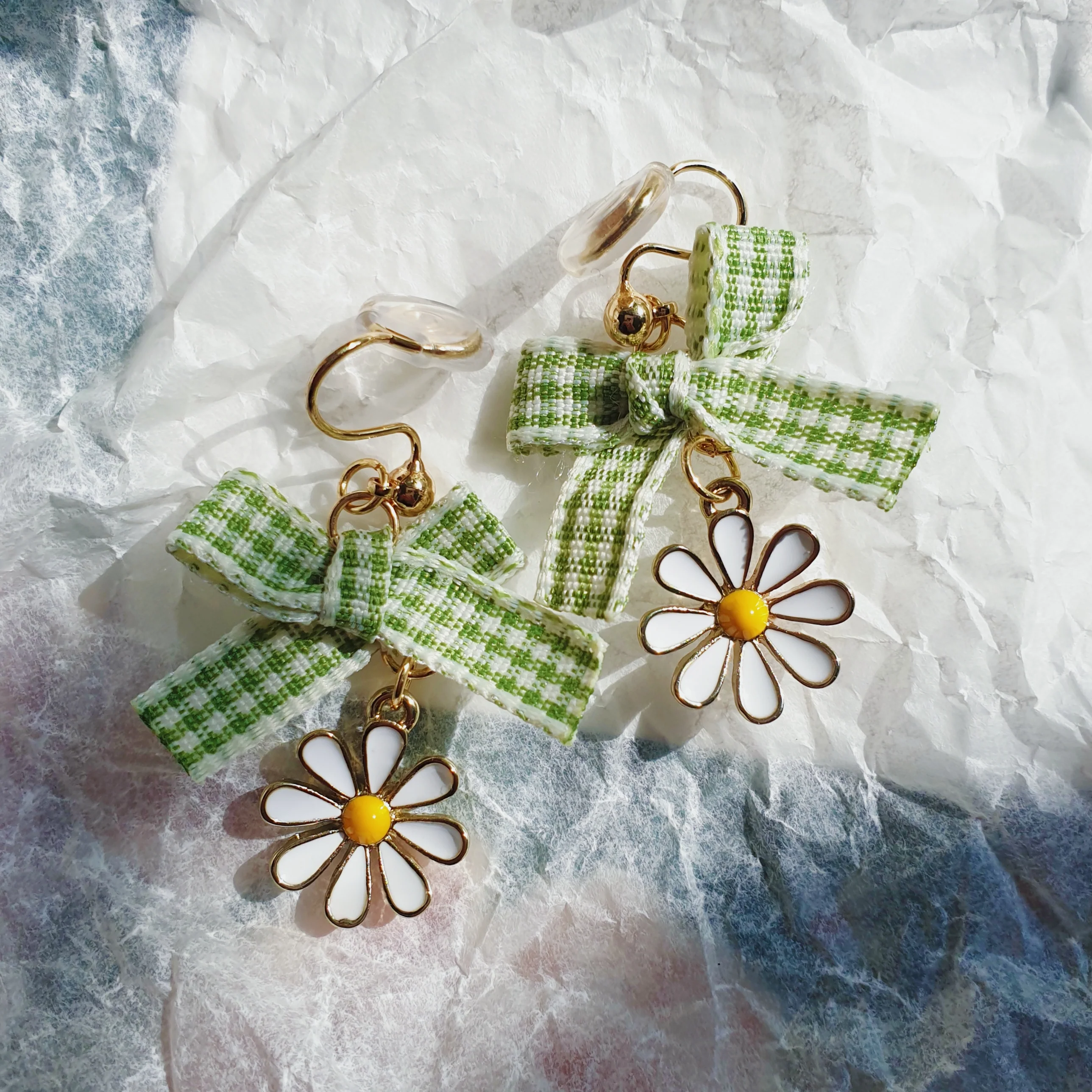 Luninana Clip-on Earrings -  Daisy Flower with Green Ribbon Earrings LL009 - Image 3