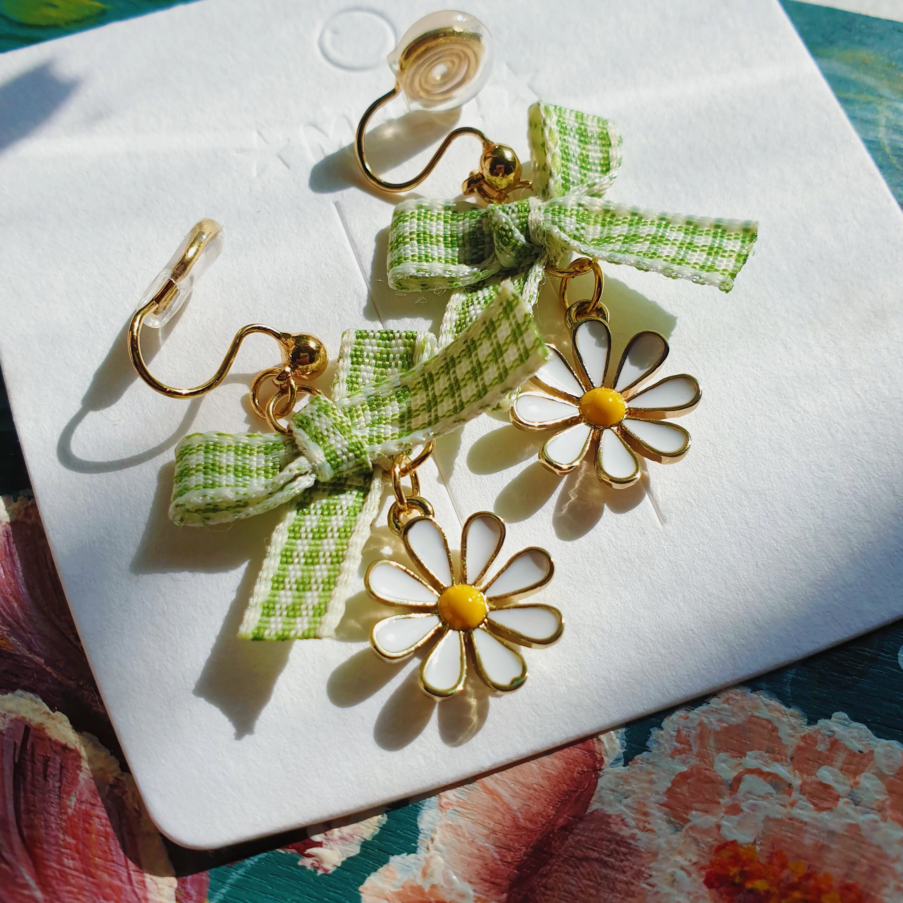Luninana Clip-on Earrings -  Daisy Flower with Green Ribbon Earrings LL009 - Image 4