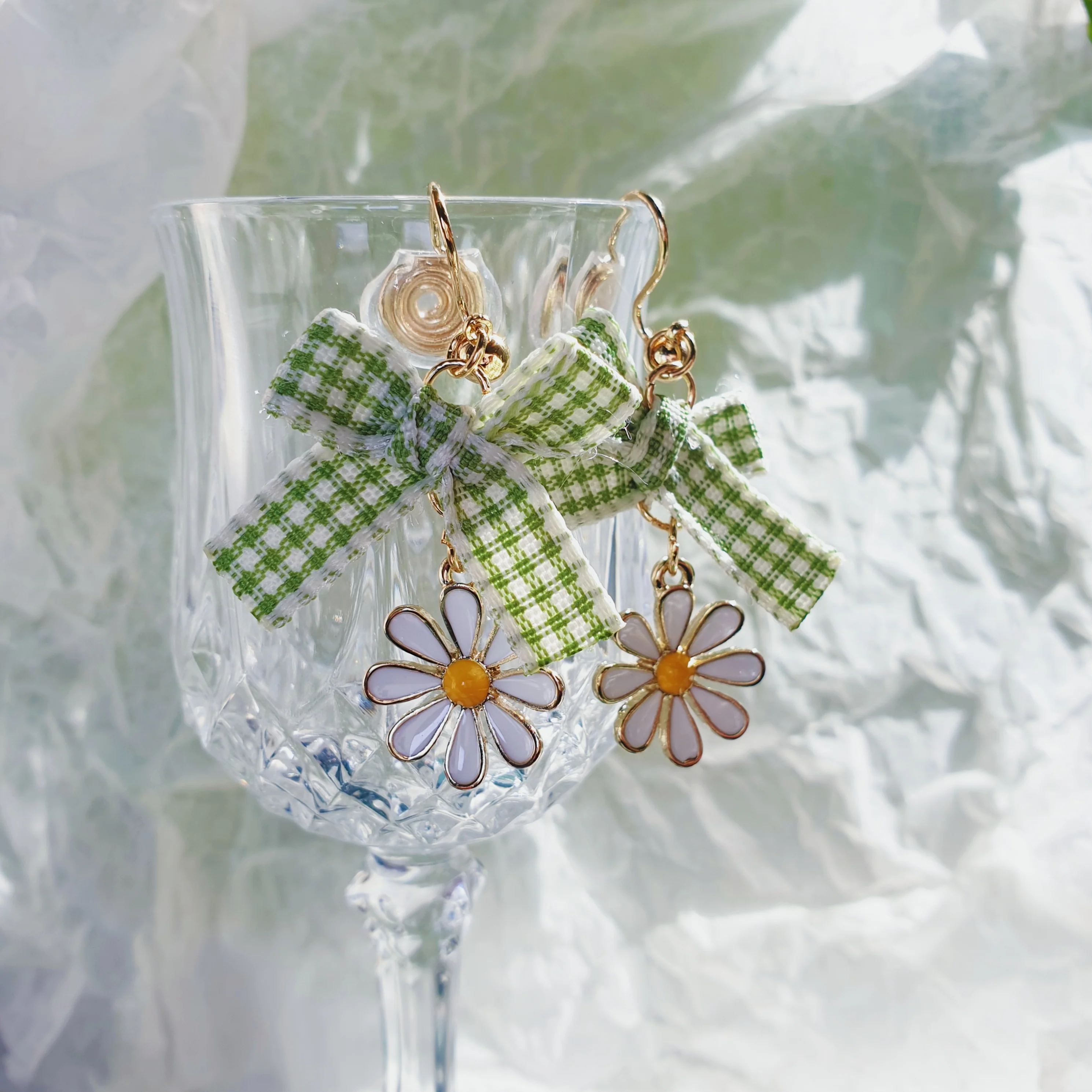 Luninana Clip-on Earrings -  Daisy Flower with Green Ribbon Earrings LL009 - Image 5