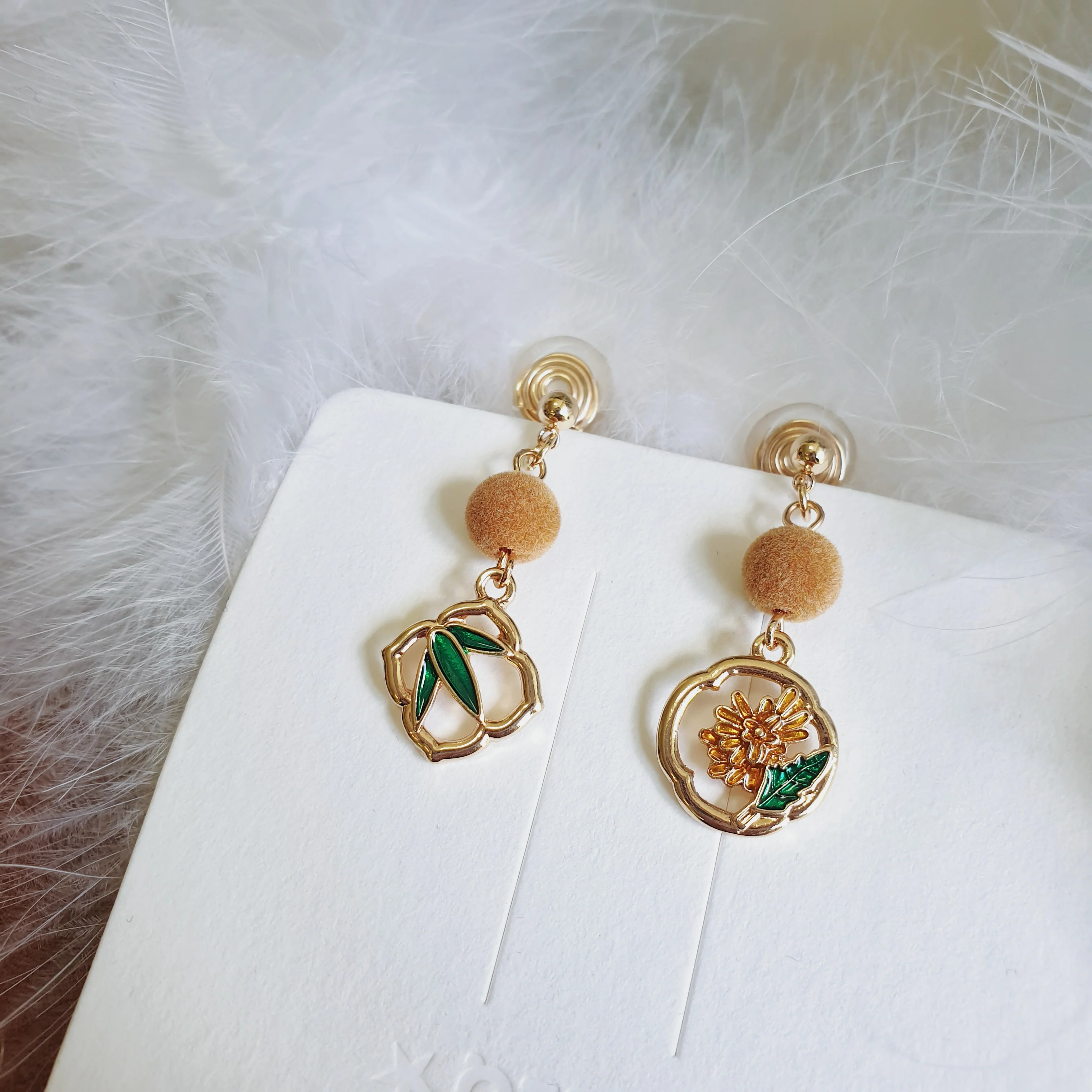 Luninana Clip-on Earrings -  Golden Flower with Leaves Earrings LL016 - Image 2