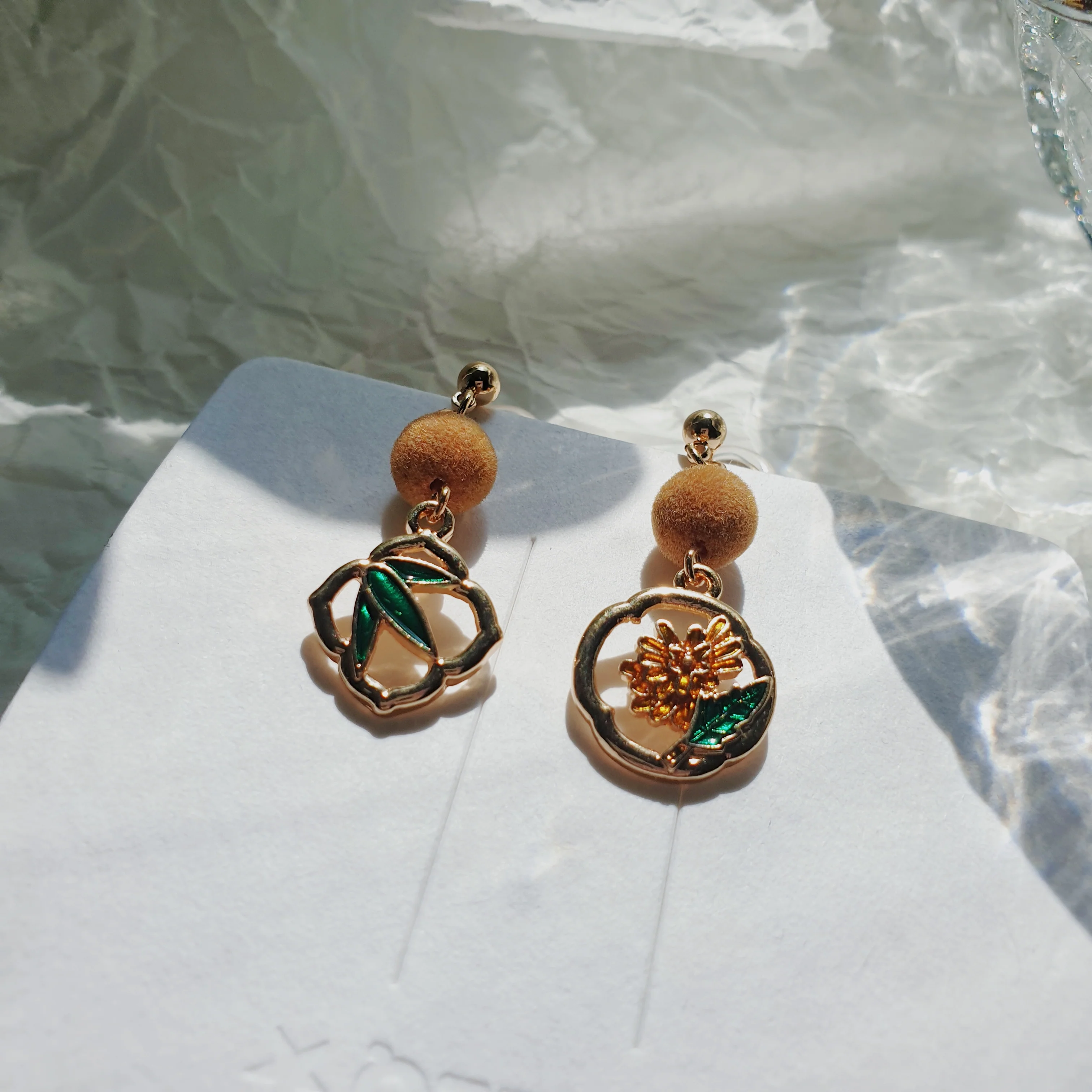 Luninana Clip-on Earrings -  Golden Flower with Leaves Earrings LL016 - Image 3