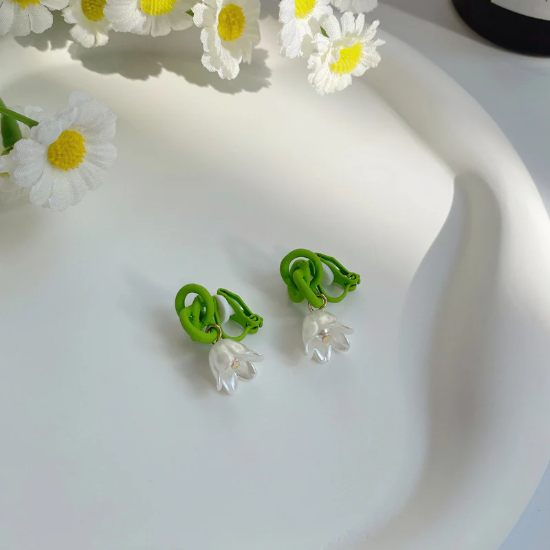 Luninana Clip-on Earrings - White Bluebell With Dark Green Knot YBY077